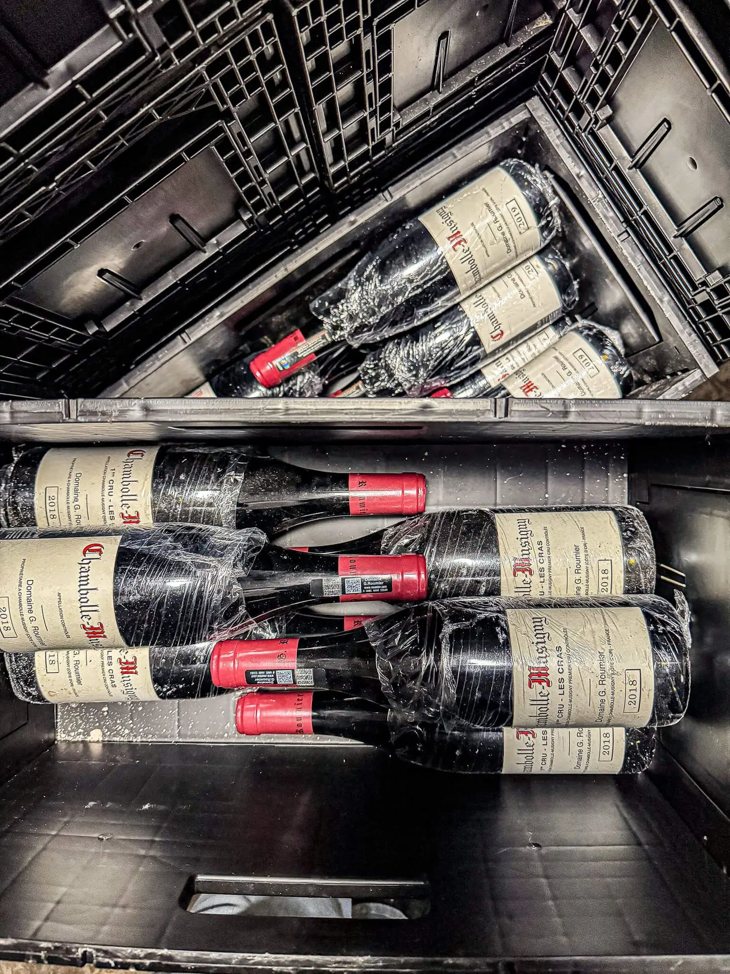 Raritäten lagern bis zum Verkauf in unseren Kellern. Raritäten lagern bis zum Verkauf in unseren Kellern.